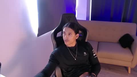 Snapshot of skull_prospect chatting on 03-09-26, 04:33 Liam Vokov online show from 03-09-26, 04:33