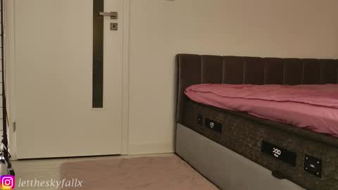 Snapshot of sky011fall chatting on 03-16-26, 12:06 Eliza online show from 03-16-26, 12:06