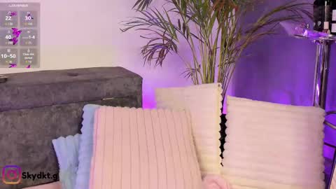 Snapshot of sky_dkt chatting on 09-15-25, 12:54 Sky online show from 09-15-25, 12:54