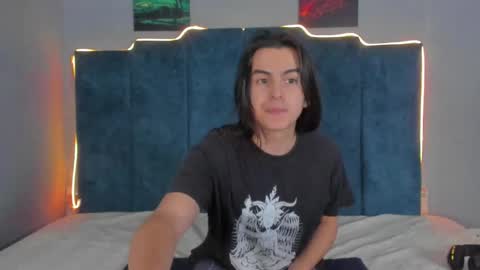 Snapshot of sky_liink chatting on 10-17-25, 08:33 Santiago online show from 10-17-25, 08:33