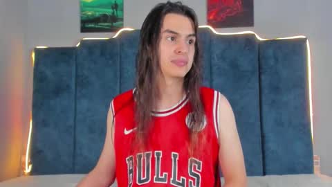 Snapshot of sky_liink chatting on 10-20-25, 10:10 Santiago online show from 10-20-25, 10:10