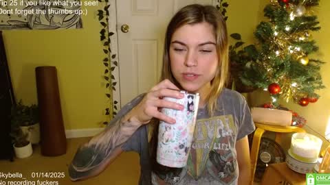 Snapshot of skybella_ chatting on 01-14-25, 01:49 Skylar online show from 01-14-25, 01:49