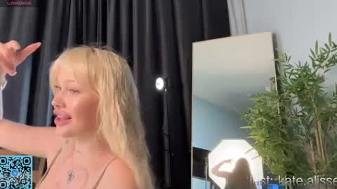 Snapshot of skyeveil chatting on 07-31-26, 03:00 Skye online show from 07-31-26, 03:00