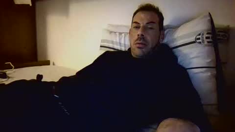 Snapshot of slevin1983 chatting on 02-26-25, 12:27 slevin online show from 02-26-25, 12:27