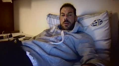 Snapshot of slevin1983 chatting on 03-11-25, 12:33 slevin online show from 03-11-25, 12:33