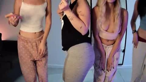 Snapshot of slimbaby69 chatting on 03-08-25, 03:39 Ivi online show from 03-08-25, 03:39