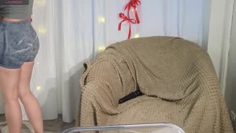 Emilia online show from 12-19-25, 12:12