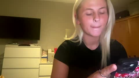 Snapshot of sluttylittlecoolgirl chatting on 08-01-26, 12:10 hollie online show from 08-01-26, 12:10