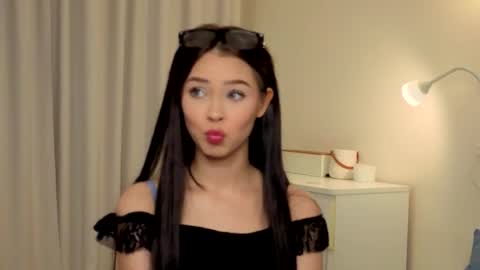 Snapshot of slyshypie chatting on 10-10-25, 01:32 Lily online show from 10-10-25, 01:32