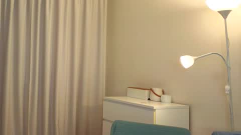 Snapshot of slyshypie chatting on 10-23-25, 01:43 Lily online show from 10-23-25, 01:43