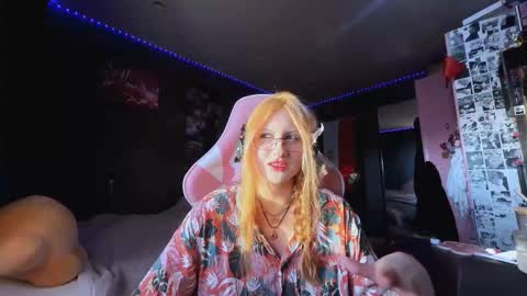 Snapshot of slyviabuffum chatting on 10-19-25, 02:01 Diana online show from 10-19-25, 02:01