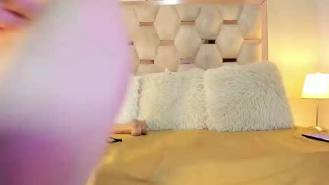 Snapshot of small_hot19 chatting on 09-25-25, 09:57 Small Hot19 online show from 09-25-25, 09:57