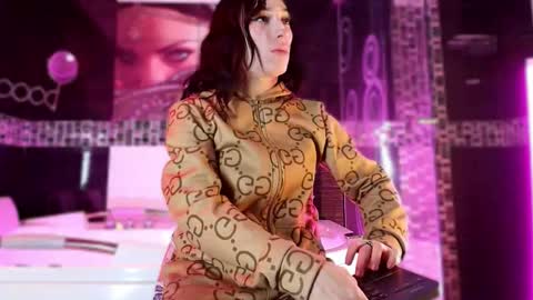 Small Hot19 online show from 12-16-25, 09:47