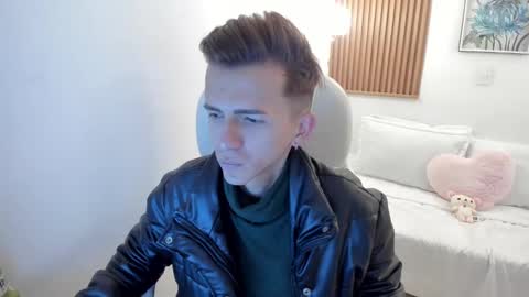 Snapshot of smallgiant26 chatting on 01-04-25, 06:09 PETER online show from 01-04-25, 06:09