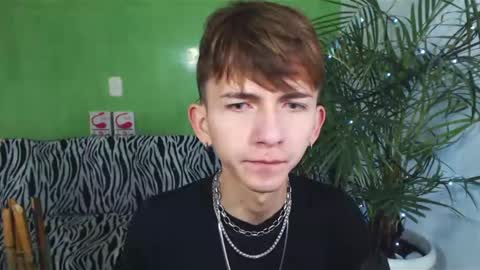 Snapshot of smallgiant26 chatting on 01-05-25, 07:49 PETER online show from 01-05-25, 07:49