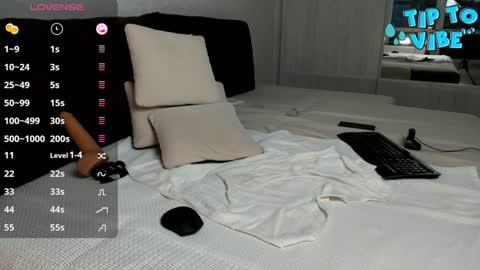 Snapshot of smallnipples chatting on 01-12-25, 10:45 Alex online show from 01-12-25, 10:45