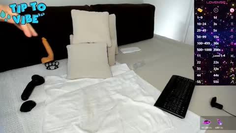 Snapshot of smallnipples chatting on 10-30-25, 08:49 Alex online show from 10-30-25, 08:49