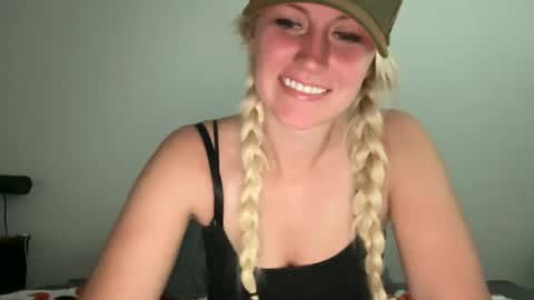 Snapshot of smexxii93 chatting on 09-29-25, 03:39 smexxii93 online show from 09-29-25, 03:39