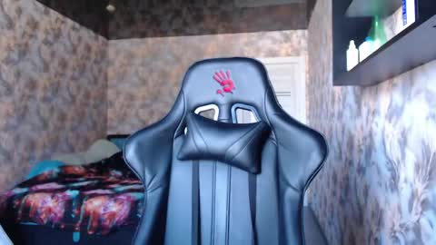 smile_cute_fox online show from 06-01-26, 01:51