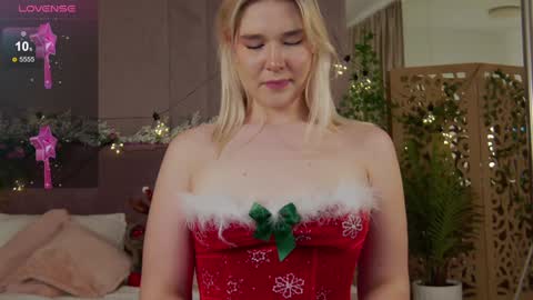 Snapshot of smiley_mia_ chatting on 12-23-24, 11:25 Mia online show from 12-23-24, 11:25