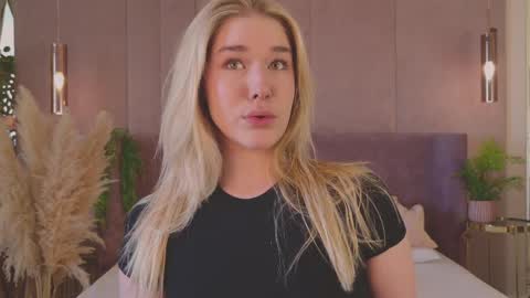 Mia online show from 06-03-26, 05:43