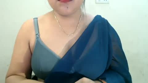 Snapshot of smiley_queen99 chatting on 06-13-26, 01:53 smiley online show from 06-13-26, 01:53