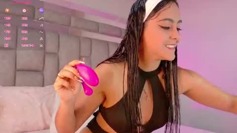 Snapshot of smiling__girl chatting on 06-16-26, 08:22 online show from 06-16-26, 08:22