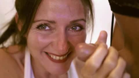 Snapshot of smilinglove chatting on 10-18-25, 11:44 Tati San online show from 10-18-25, 11:44