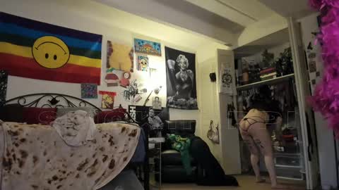 Snapshot of smokihippi chatting on 02-26-25, 04:56 Big Dawg online show from 02-26-25, 04:56