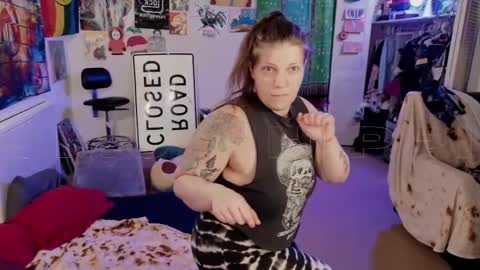 Snapshot of smokihippi chatting on 10-10-25, 07:18 Big Dawg online show from 10-10-25, 07:18