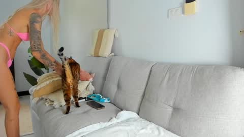 Snapshot of smurf19 chatting on 12-13-24, 01:37 Mary online show from 12-13-24, 01:37