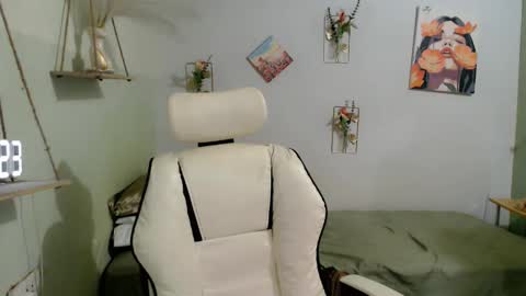 Snapshot of snow_2000 chatting on 10-12-25, 11:59 snow_2000 online show from 10-12-25, 11:59