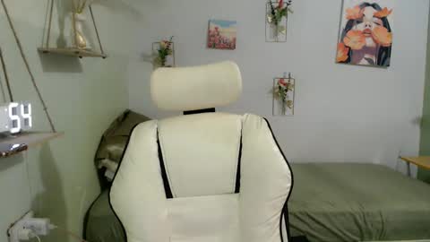 Snapshot of snow_2000 chatting on 10-16-25, 03:29 snow_2000 online show from 10-16-25, 03:29