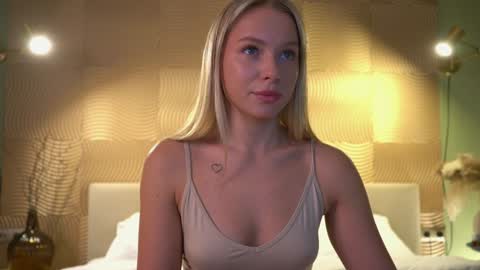 Snapshot of snow_is_falling chatting on 12-08-24, 01:36 Candice Snow online show from 12-08-24, 01:36