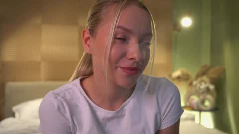 Snapshot of snow_is_falling chatting on 12-11-24, 02:22 Candice Snow online show from 12-11-24, 02:22