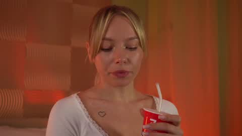 Snapshot of snow_is_falling chatting on 12-28-24, 01:17 Candice Snow online show from 12-28-24, 01:17