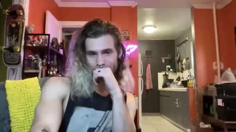 Snapshot of snowleopard200 chatting on 02-12-26, 10:05 Snow online show from 02-12-26, 10:05