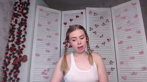 Sofia here online show from 11-25-25, 12:10