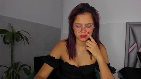 Snapshot of sofia_villareal chatting on 09-17-25, 11:56 Sofa online show from 09-17-25, 11:56