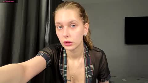 Hi My name is Sofia Welcome to my room Please thumbs up - its important online show from 01-11-26, 06:40