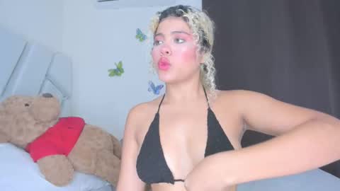 sofiacastillo01 online show from 04-05-26, 06:27