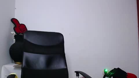 Snapshot of soft_fetish chatting on 01-29-25, 01:07 Camila M online show from 01-29-25, 01:07