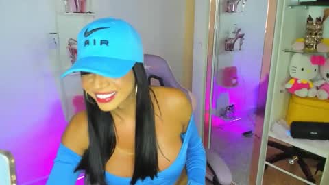 instagram    evalunavelez1. online show from 05-16-26, 05:37