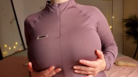 Snapshot of sonya_baby chatting on 11-17-25, 02:01 SONIA online show from 11-17-25, 02:01