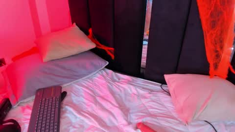 Sophia online show from 10-31-25, 03:02