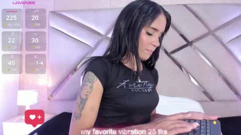 Snapshot of sophiaa_paris chatting on 03-27-26, 03:01 Sophia Paris online show from 03-27-26, 03:01