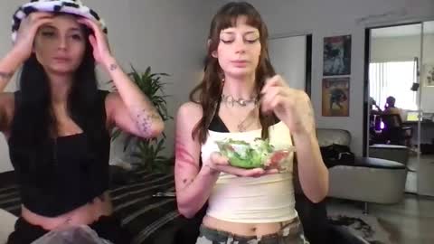 stella and mouse online show from 09-29-25, 08:13