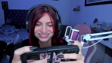 Snapshot of sophie_dolly_ chatting on 05-13-26, 04:21 sophie doll online show from 05-13-26, 04:21