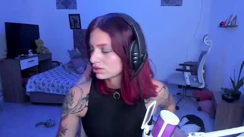 Snapshot of sophie_dolly_ chatting on 05-16-26, 05:15 sophie doll online show from 05-16-26, 05:15