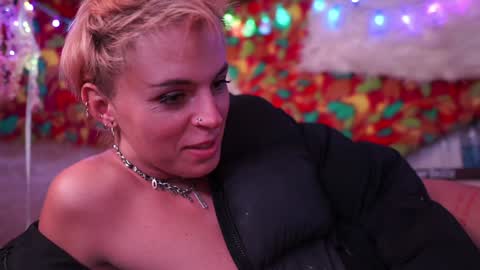 Snapshot of sophie_lovely chatting on 12-24-24, 08:11 derpy derpington online show from 12-24-24, 08:11